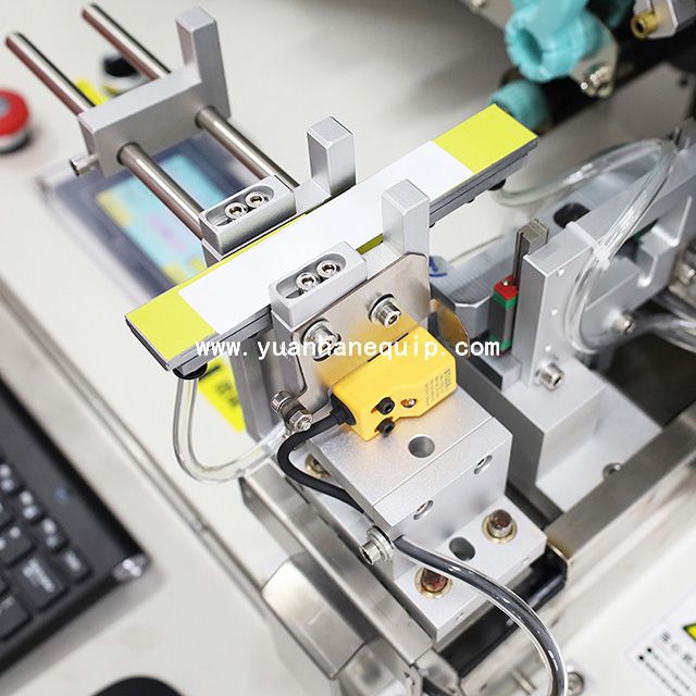Real-time Printing Half-fold Labeling Machine