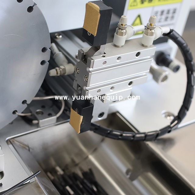 Máquina de inserção e aquecimento de tubo retrátil de cabo