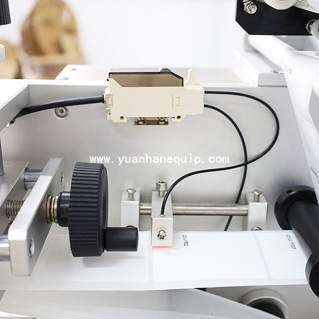 Label Applicator for Flat Surfaces